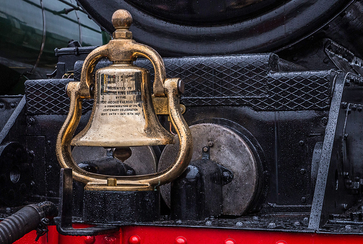 Памятный колокол на локомотиве Король Георг V